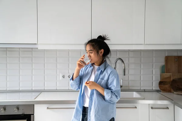 Oslabená Osamělá Asiatka Popíjející Sklenici Vody Probiotiky Stojí Kuchyni Domova — Stock fotografie