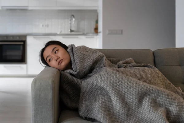 Lgisiz Yorgun Asyalı Genç Bir Kadın Üzgün Üzgün Bir Şekilde — Stok fotoğraf