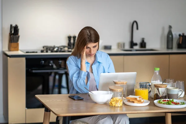 Worried Woman Housewife Looking Laptop Screen Touching Head While Sitting — Stock Photo, Image