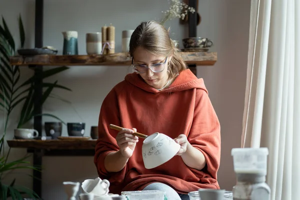 Relaxed Woman Artist Sits Creative Studio Drawing Porcelain Handmade Tableware — Stock Photo, Image