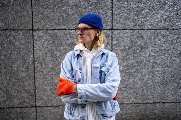 Europea Hipster Millennial Con Gafas Mirando Hacia Otro Lado Mientras — Foto de Stock