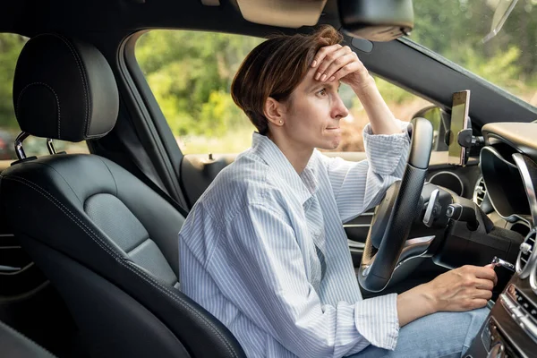 Стрессовая Женщина Средних Лет Рулем Автомобиля Имеющая Проблемы Дороге Глядя — стоковое фото