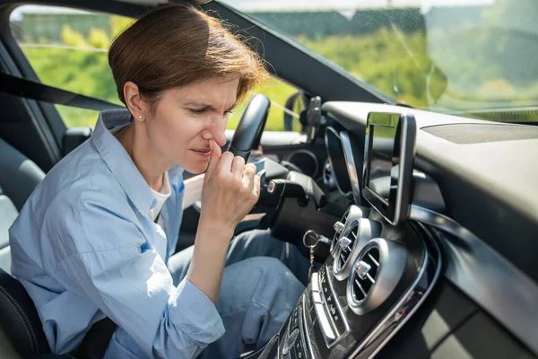 Mulher Motorista Sentindo Cheiro Desagradável Condicionado Carro Condução Tempo Quente — Fotografia de Stock