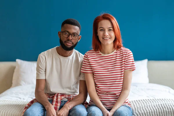 Porträtt Lyckliga Nygifta Interracial Varierande Par Ler Mot Kameran Samtidigt — Stockfoto