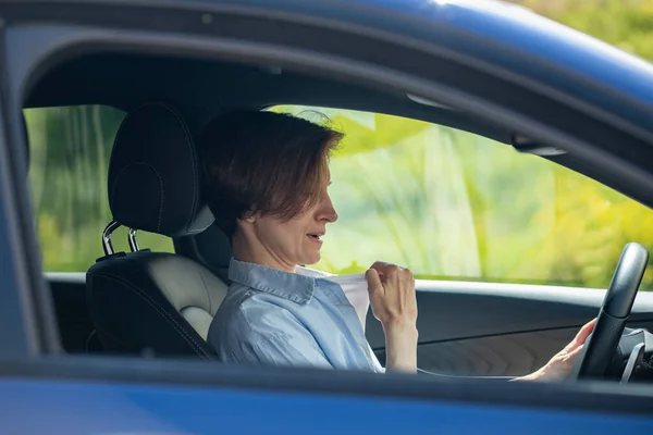 Kobieta Prowadzi Samochód Zepsutym Klimatyzatorem Upalne Lato Kobieta Średnim Wieku — Zdjęcie stockowe
