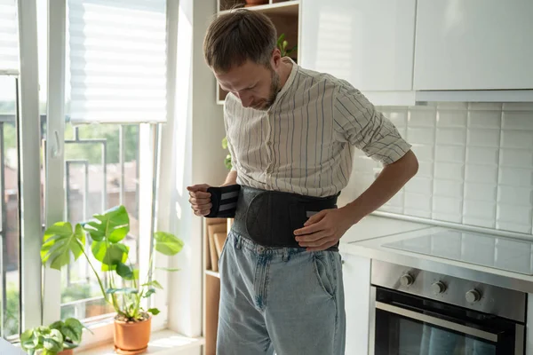 Mann Trägt Rückenstützkorsett Unteren Rücken Zur Behandlung Von Leistenbruch Entlastung — Stockfoto