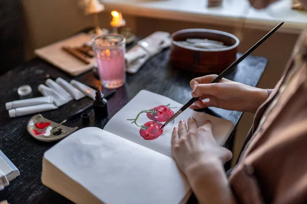 Zbliżenie Rąk Artysty Malującego Pomidory Notatniku Farbami Akrylowymi Niezależny Ilustrator — Zdjęcie stockowe