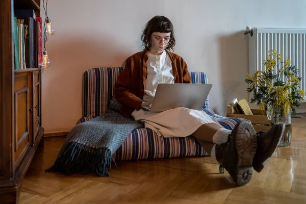 Konzentrierte Freelancer Mädchen Sitzen Auf Der Couch Mit Laptop Gekreuzten — Stockfoto