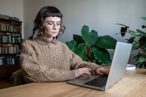 Poważna Studentka Okularach Siedząca Przy Stole Laptopem Odrabiająca Lekcje Studiująca — Zdjęcie stockowe