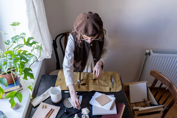 Workplace Artist Creative Girl Beret Lays Out Art Tools Materials — Stock Photo, Image