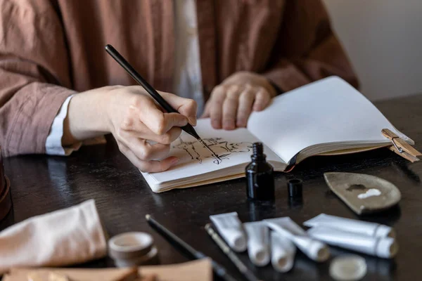 Beyaz Kağıda Mürekkep Çizen Tanınmamış Kadın Ressam Resim Fırça Çeşitli — Stok fotoğraf