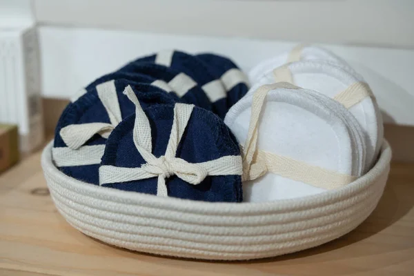 Yeniden Kullanılabilir Mavi Beyaz Pamuk Pedler Örgü Sepetler Banyoda Ahşap — Stok fotoğraf