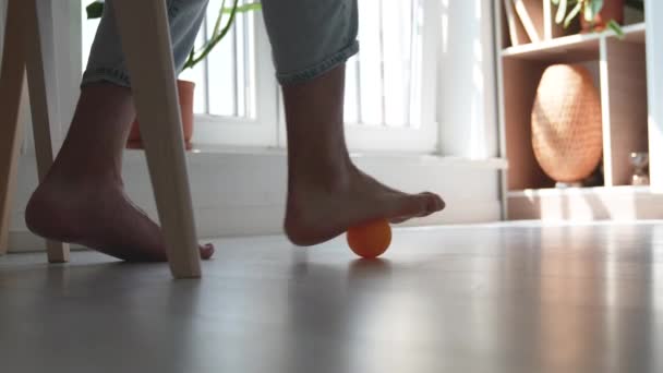 Homem Usando Bola Silicone Para Massagem Nos Pés Sob Mesa — Vídeo de Stock
