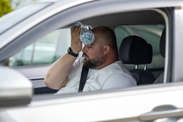 Erschöpfte Übergewichtige Mann Fahrer Leiden Unter Hitze Auto Mit Defekter — Stockfoto
