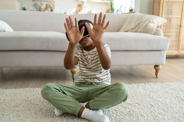 デジタルの子供たち 無料時間の間に回避に時間を費やしてVrゴーグルを身に着けている小さな好奇心旺盛な子供アフリカ系アメリカ人の少年のクローズアップ 子供のための拡張現実 仮想現実とホームスクーリング — ストック写真