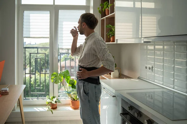 Yaşam Tarzı Omurilik Fıtığı Bel Desteği Takan Bir Adam Mutfakta — Stok fotoğraf