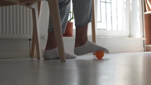 Mann Benutzt Silikonball Zur Fußmassage Unter Dem Tisch Während Langer — Stockvideo