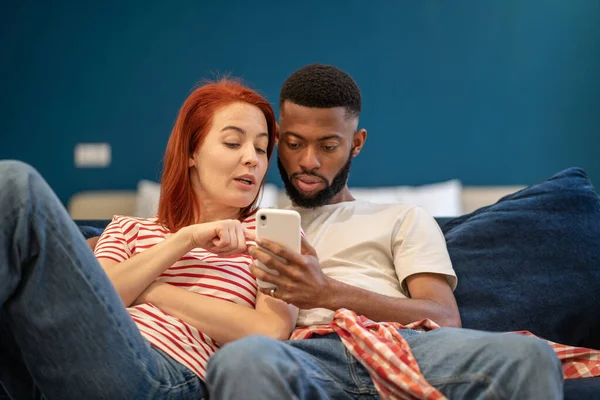 Mladí Milennial Rozmanitý Pár Muž Žena Odpočívající Doma Mobilním Telefonem — Stock fotografie