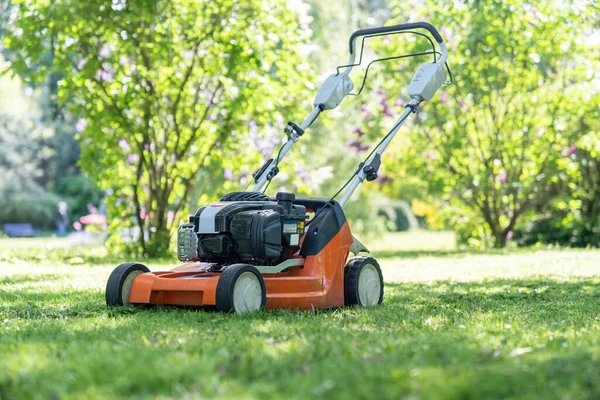 Electric Lawn Mower Cutting Grass Courtyard Private House Summer Gardening — Stock Photo, Image