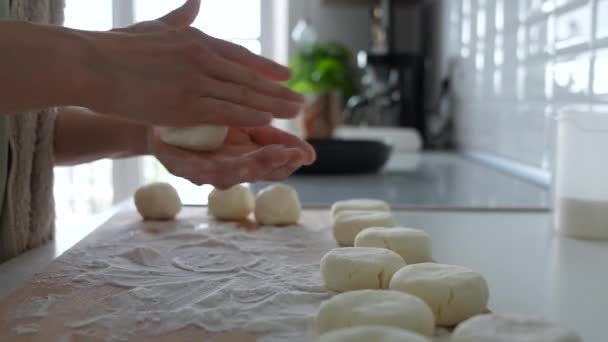 Cozinheiros Mãos Farinha Segurando Rolo Bola Pão Massa Placa Madeira — Vídeo de Stock