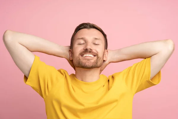 Homem Feliz Sentir Liberdade Braços Bom Humor Relaxado Sobre Cabeça — Fotografia de Stock