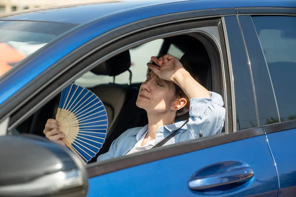 Vyčerpaná Unavená Žena Středního Věku Řídí Auto Vlny Modrý Ventilátor — Stock fotografie