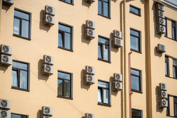 Facade Building Many Air Conditioners Windows Southern Hot Country Yellow — Stock Photo, Image