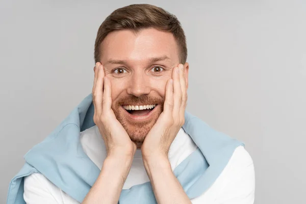 Homem Bonito Sorridente Com Boca Aberta Mostrando Seus Dentes Brancos — Fotografia de Stock