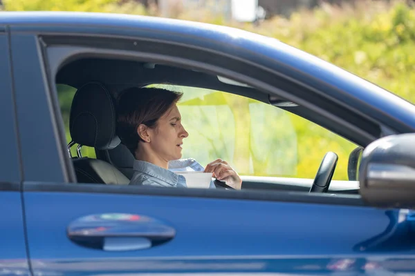 Žena Řídí Auto Rozbitou Klimatizací Horkém Letním Počasí Žena Středního — Stock fotografie