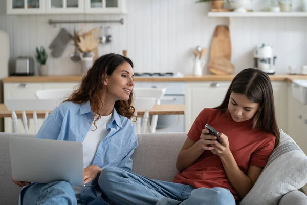 Curious Mother Invades Teenage Daughter Privacy Wanting Look Sms Mobile — Stock Photo, Image
