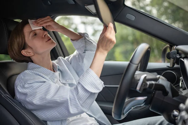 Žena Řídí Auto Rozbitou Klimatizací Horkém Letním Počasí Utírá Pot — Stock fotografie