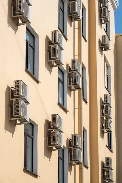 Facade Building Many Air Conditioners Windows Southern Hot Country Yellow — Stock Photo, Image