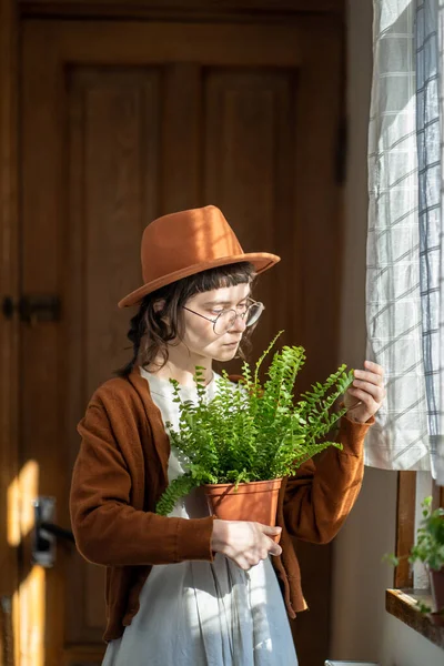 Mujer Pensativa Florista Cuidar Las Plantas Interior Acogedor Interior Del —  Fotos de Stock