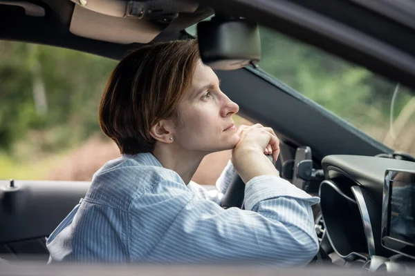 Znechucená Žena Středního Věku Která Řídí Auto Problémy Silnici Čeká — Stock fotografie