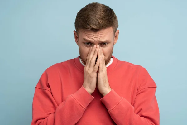 Frustrerad Deprimerad Medelålders Man Stänga Ansiktet Med Händerna Isolerade Studio — Stockfoto