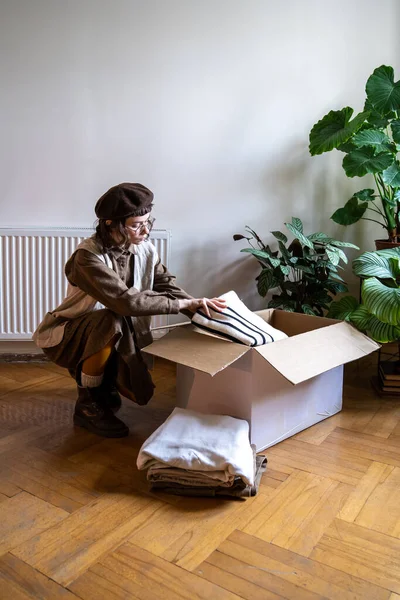 Eco Activist Verpakken Oude Kleren Schoenen Textiel Kartonnen Doos Voor — Stockfoto