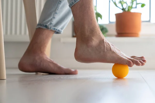 Man Använder Boll För Att Lindra Symtom Artrit Foten Närbild — Stockfoto