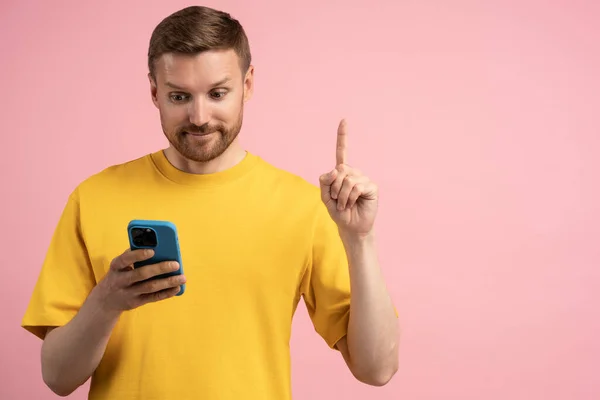 Zainteresovaný Muž Ukazuje Prst Znamení Nápad Dostávat Nabídku Zprávou Mobilním — Stock fotografie