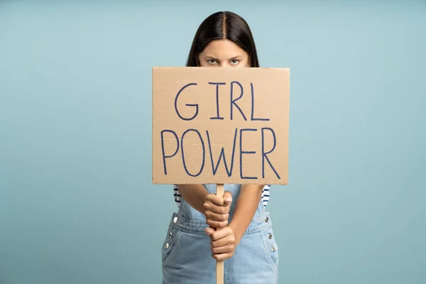 Teenager Mädchen Mit Banner Girl Power Slogan Und Blick Wütend — Stockfoto