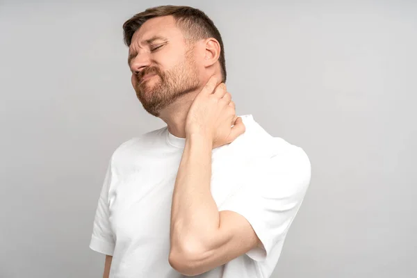 Man Lijdt Aan Nekpijn Gekweld Door Pijn Houdt Hij Zijn — Stockfoto