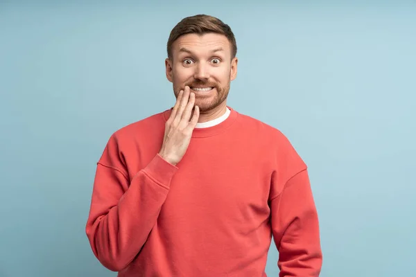 Funny Shocked Man Covering Mouth Hand Laughs Making Big Eyes — Stock Photo, Image