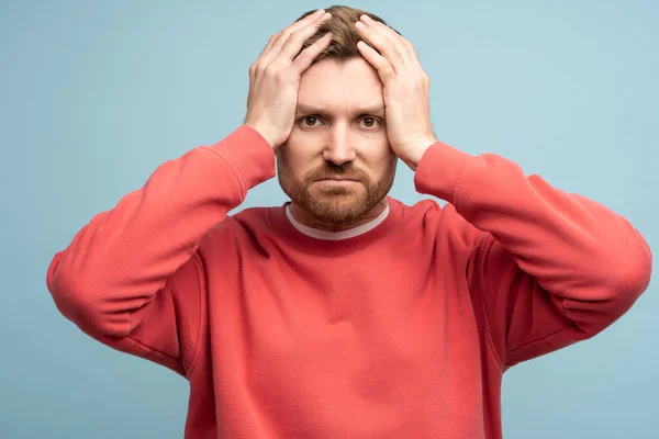 Úzkost Smutný Muž Drží Hlavu Myslí Obtížné Problémy Životě Nesprávná — Stock fotografie