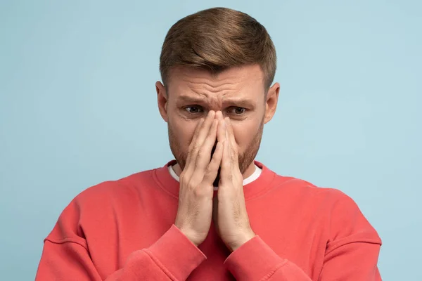 Gefrustreerde Man Bedekt Gezicht Met Handen Geïsoleerd Blauw Een Man — Stockfoto