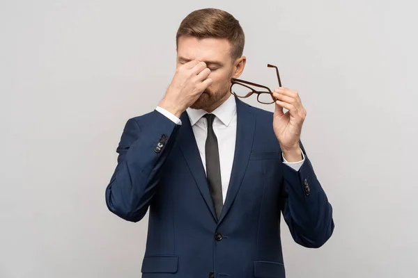 Empresário Cansado Tira Óculos Massajando Pálpebras Olhos Trabalhador Escritório Exausto — Fotografia de Stock