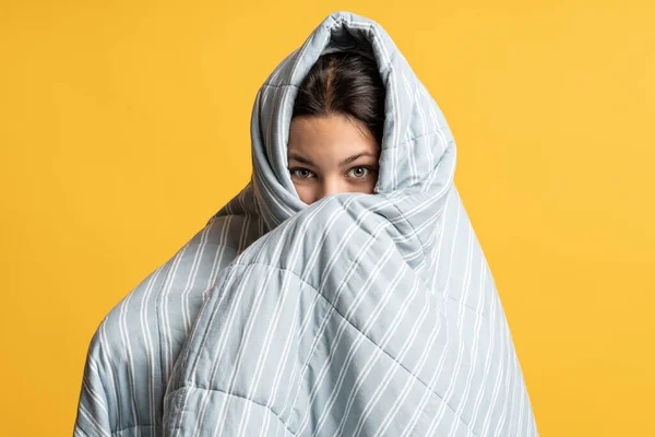 Teenage Girl Hid Gray Blanket Frightened Brunette Teen Girl Covered — Stock Photo, Image