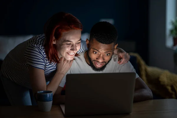 Šťastný Romantický Pár Sledující Videa Internetu Notebooku Muž Žena Smějí — Stock fotografie