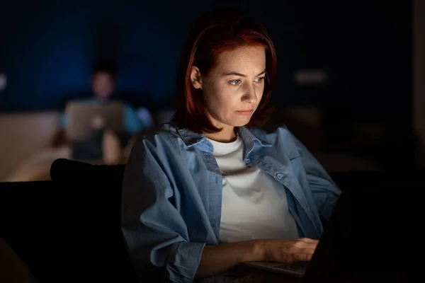 Een Vrouw Gebruikt Laptop Werkt Studeert Jong Meisje Typt Computer — Stockfoto