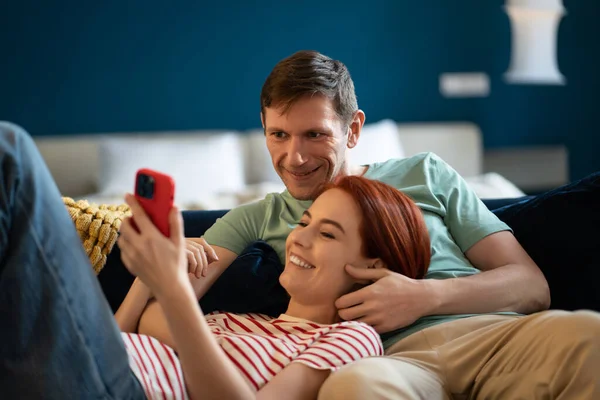 Šťastný Odpočinek Muž Potěšená Žena Ležící Uvolněně Pohovce Vzhled Mobilního — Stock fotografie