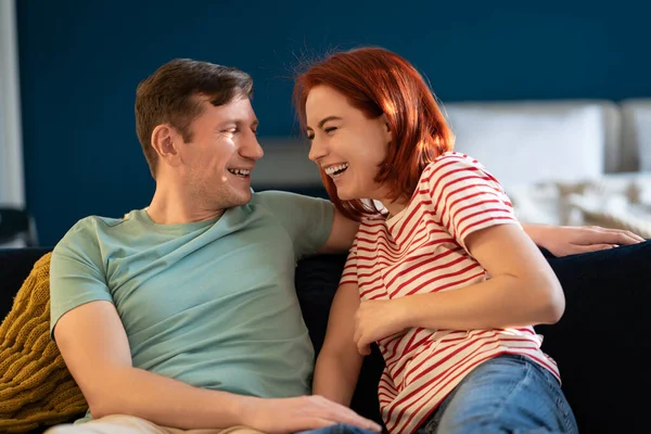ハッピーミドル年上のカップルは笑って笑う 胃の痛み 面白い 楽しい時間を一緒に指摘する笑い ボーイフレンド ガールフレンド 親密さ — ストック写真