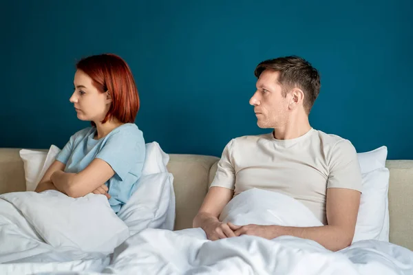 不幸な家族のカップルのベッドで話していない 戦いの後 お互いを無視して座って 性的に関係に不満を感じている 若い動揺の愛のパートナーは寝室に問題がある セックスの失敗 — ストック写真